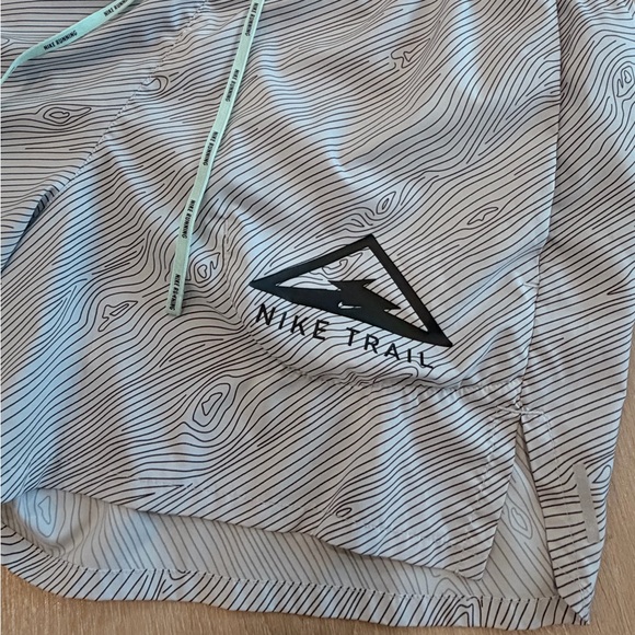 Like new! Nike Dri-Fit running trail shorts 5” - Picture 5 of 5